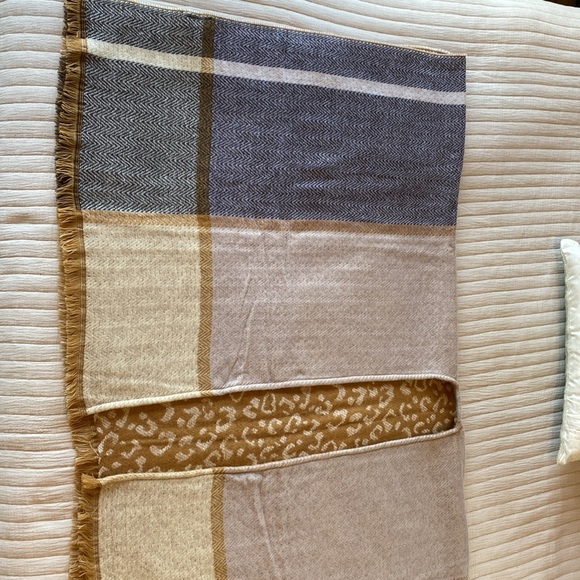 Scoop reversible poncho scarf - Picture 9 of 12